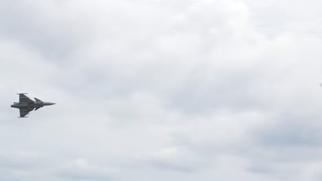saab jas-39 gripen avión de combate despegue de alta velocidad, espectáculo aéreo internacional del báltico, tiro de mano de 4k