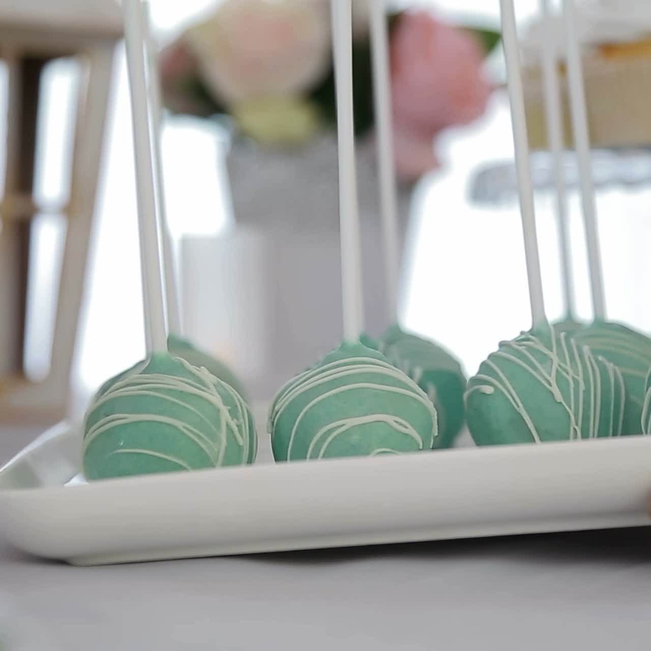 mesa de fiesta con pastel y dulces