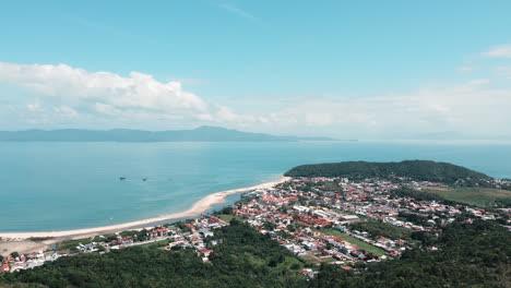 Una-Vista-Panorámica-De-La-Playa-De-Ponta-Das-Canas-En-Florianópolis,-Con-La-Bahía-Al-Fondo.