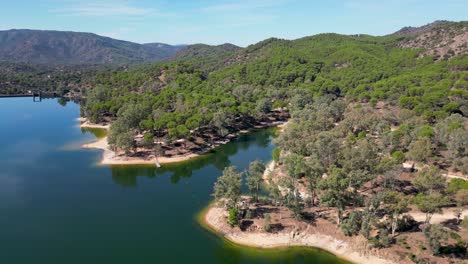 órbita-Aérea-Del-Lago-Encinarejo-Con-Paisaje-De-Montañas-Y-Bosques-De-Sierra-De-Andújar