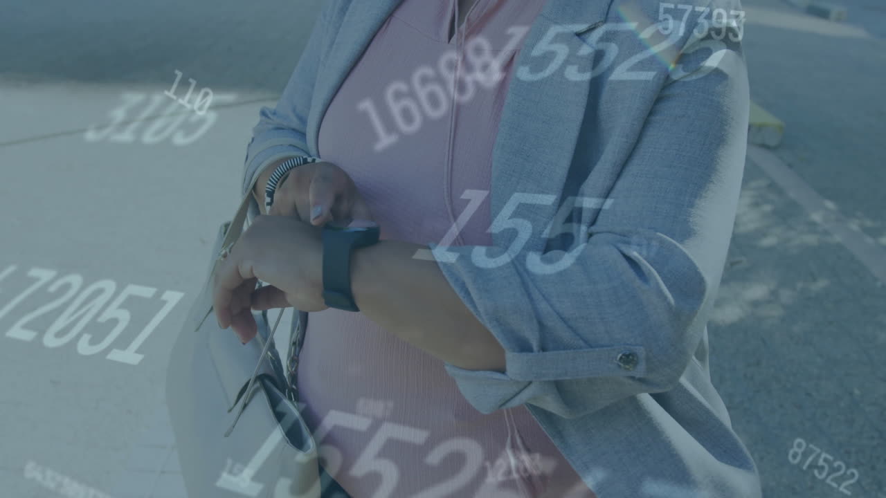 스마트워치를 사용하면서 서 있는 두 인종의 여성에 대한 여러 번 변하는 숫자의 애니메이션