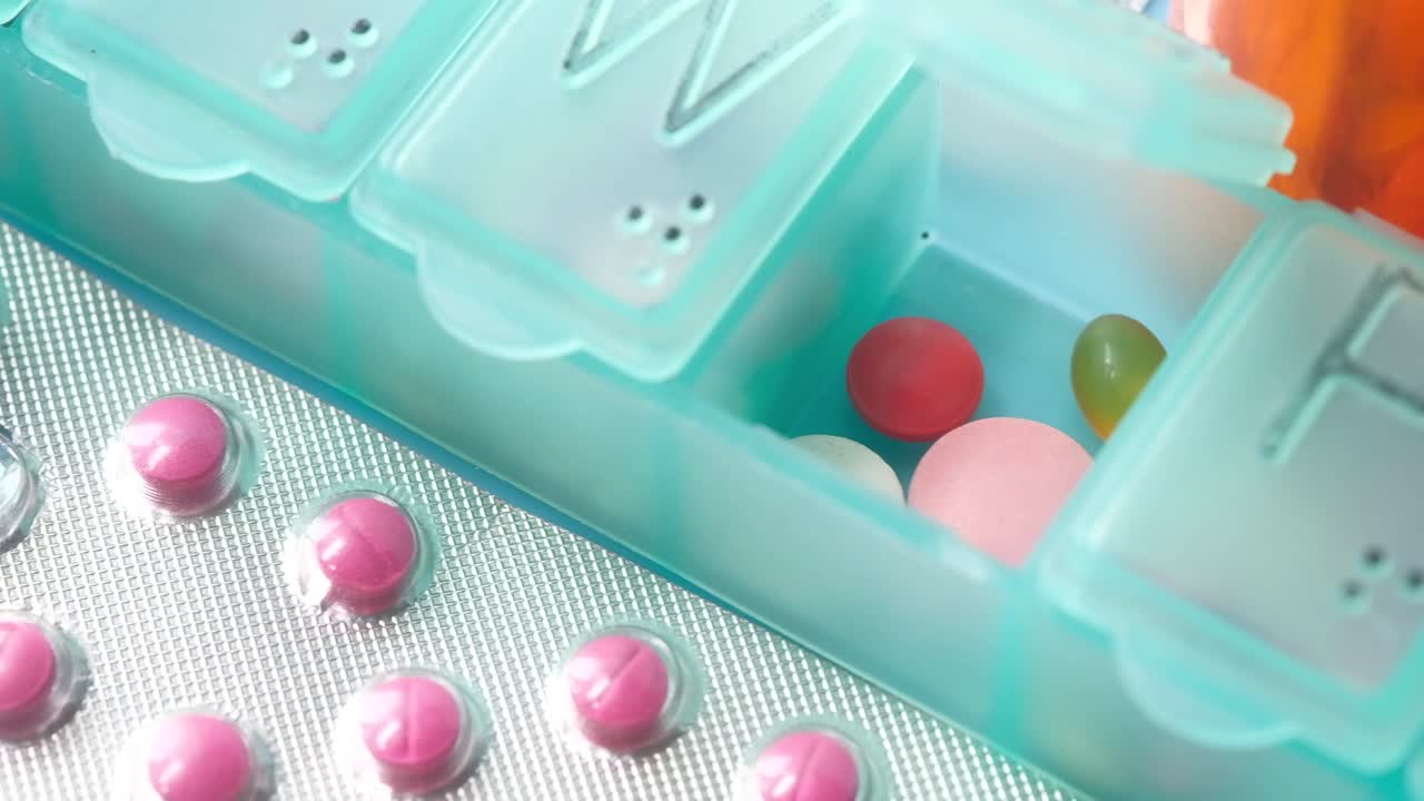 여러 가지 약이 들어있는 약 조직기