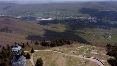 Aerial-footage-of-the-War-Memorial-tower-at-the-summit-of-Mt