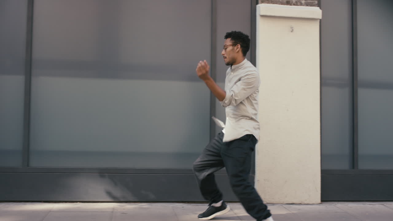 동시대  ⁇ 키 혼성 인종 남자 거리 댄서 도시에서 프리스타일 춤