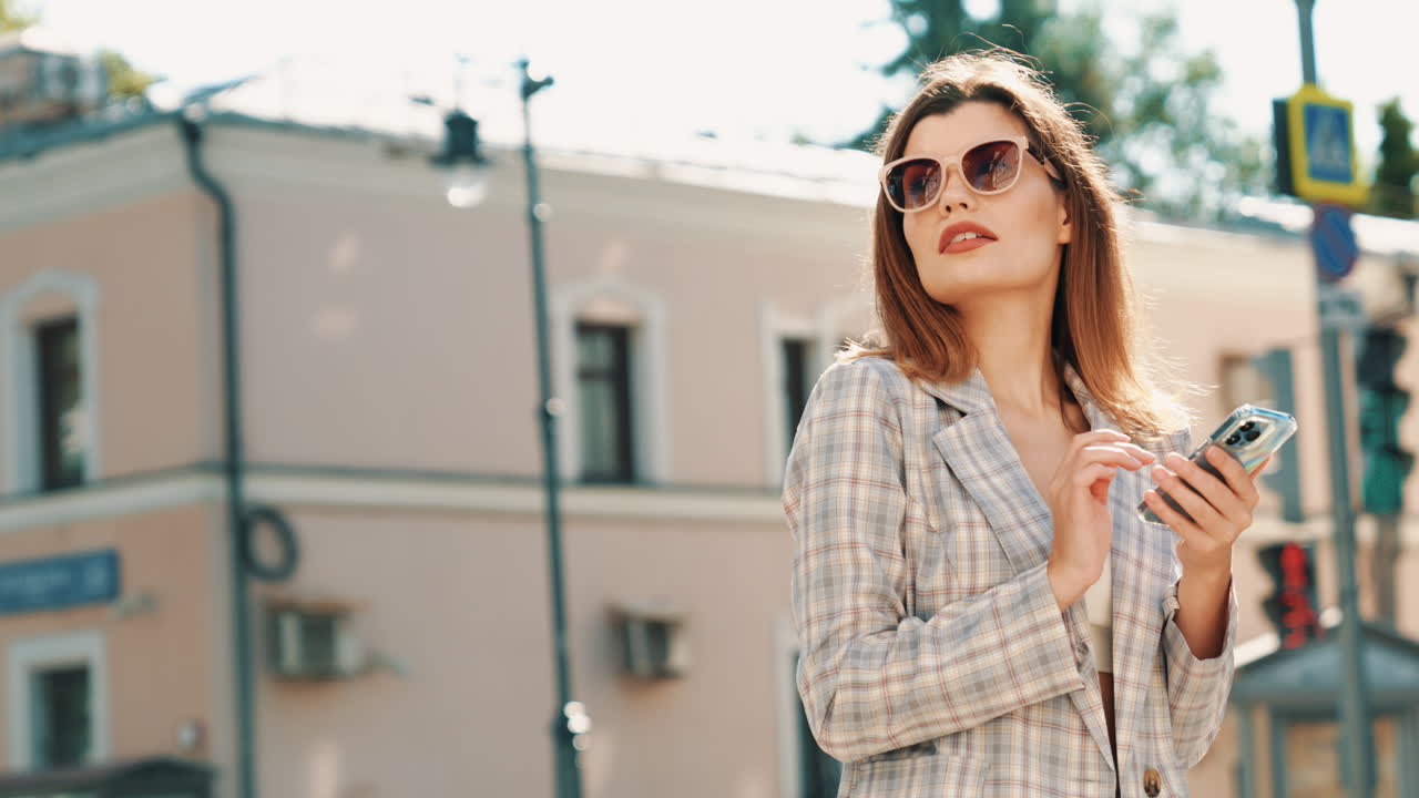 mujer usando teléfono inteligente en la ciudad