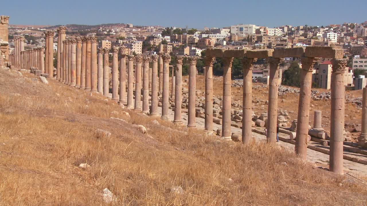 los pilares romanos de jerash con el fondo de la ciudad moderna 1
