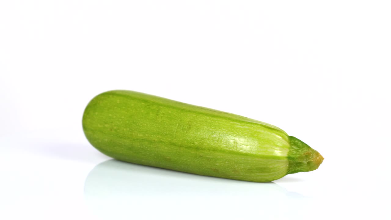 색 회전판에 회전하는 신선한 zucchini