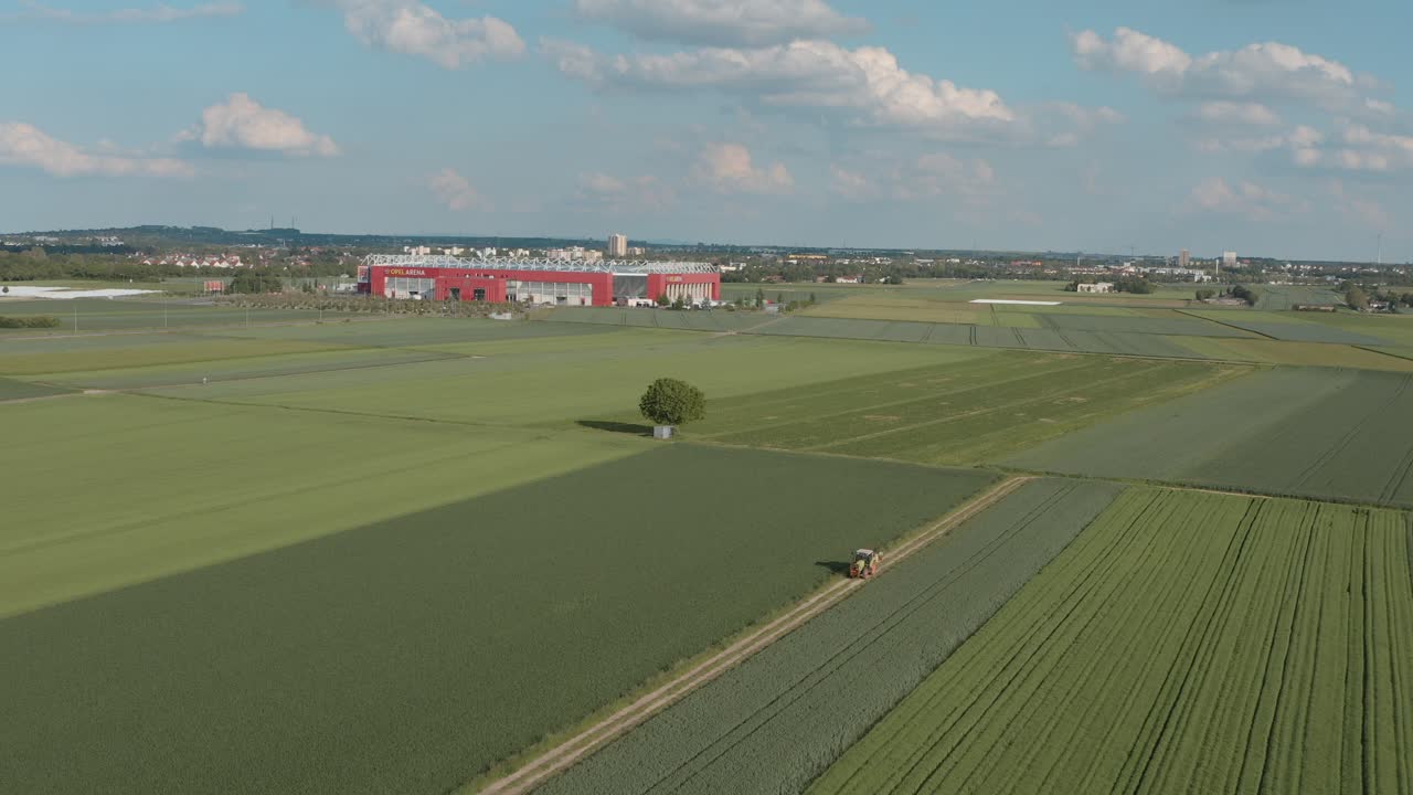 드론 - 화창한 날 전경에 필드와 트랙터가 있는 분데스리가 팀 마인츠 05의 축구 경기장 공중 촬영, 25p