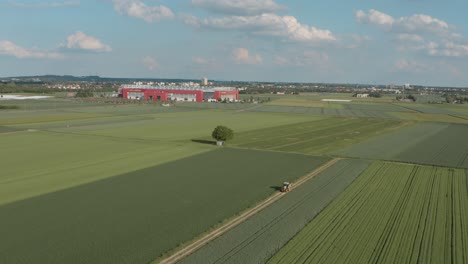 drone - toma aérea del estadio de fútbol del equipo de la bundesliga mainz 05 con campo y un tractor en primer plano en un día soleado, 25p