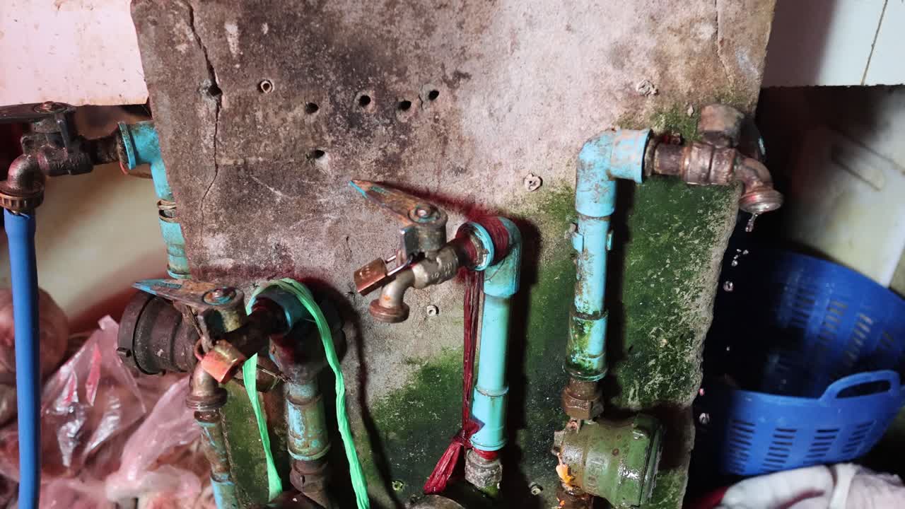 secuencia que muestra agua que se filtra de tuberías oxidadas