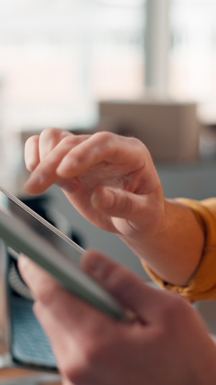 Primo piano di mani che toccano e scorrono su uno schermo di tablet digitale