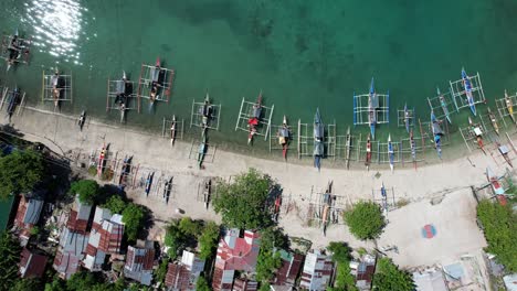 Entdecken-Sie-Eine-Bezaubernde-Insel,-Auf-Der-Die-Boote-Einheimischer-Fischer-Die-Küste-Farbenfroh-Säumen-Und-Eine-Malerische-Szenerie-Schaffen