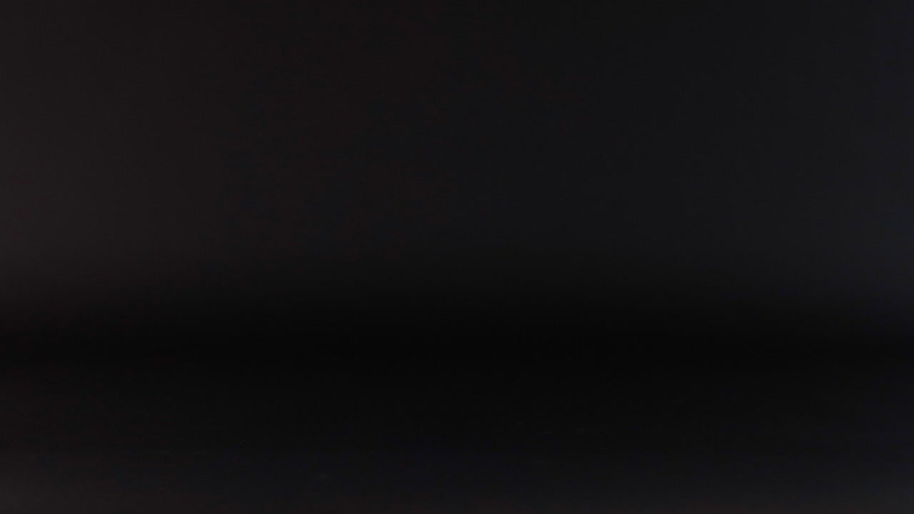 una pelota amarilla rebota contra un fondo oscuro