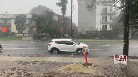 Regennacht-Mit-Überschwemmungen-Auf-Der-Straße