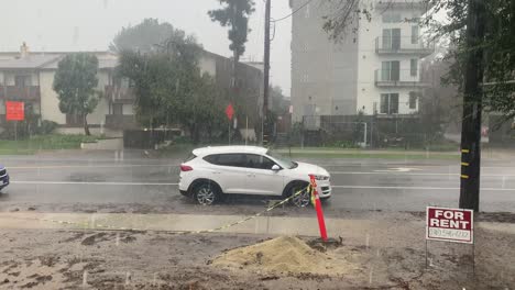 noche lluviosa con inundaciones en la calle