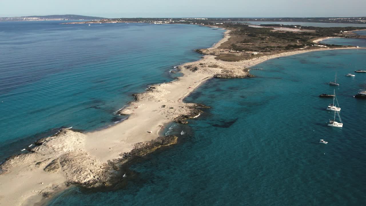 vista aérea de la playa de ses illetes en formentera en las islas baleares