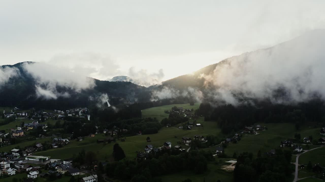 pueblo alpino de niebla desde arriba