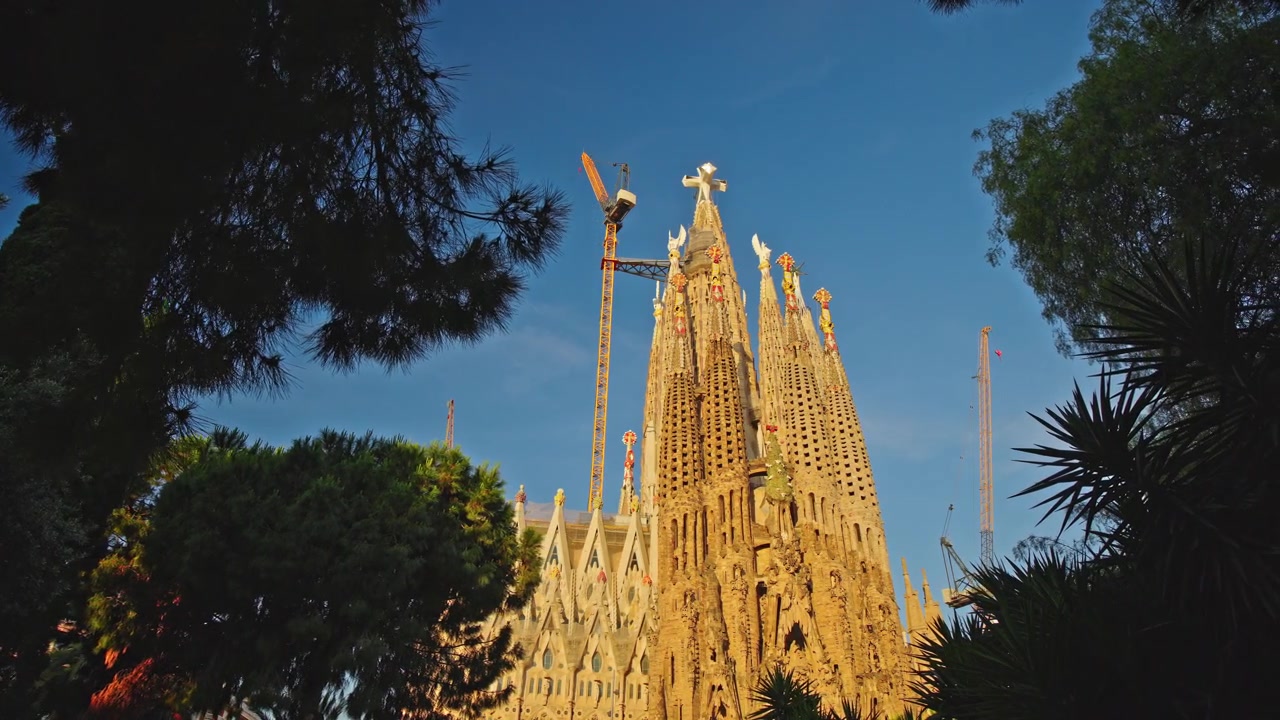 Sagrada Familia -basilika Barcelonassa kultaisella tunnilla rakennusnostureineen