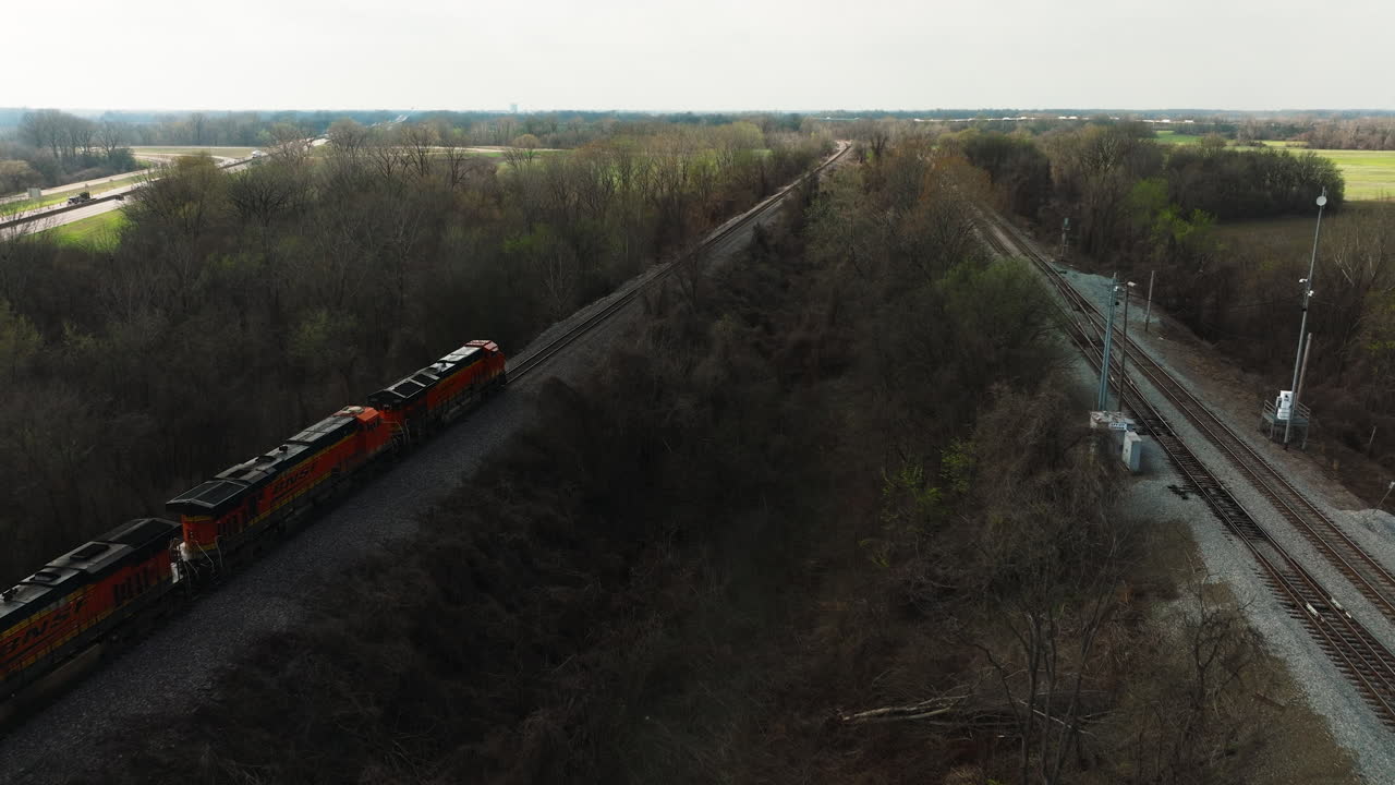 el tren de mercancías serpenteando a través de west memphis delta regional river park, tn, estados unidos, vista aérea