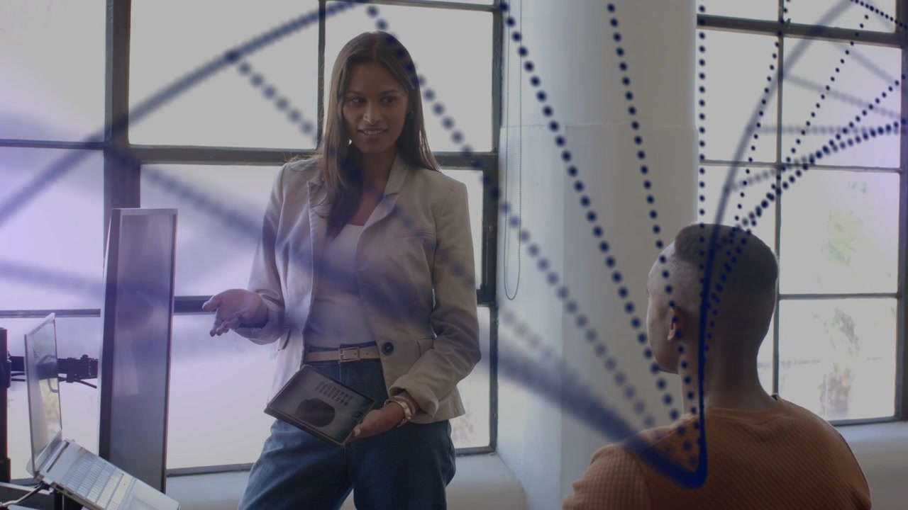 Mulher Segurando Tablet Gesticulando, Apresentando Arcos Pontilhados em Estúdio de Tecnologia, Envolvendo Homem Sentado