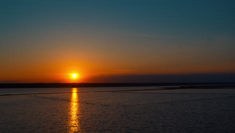 Panoramablick-Auf-Die-Küste-Mit-Dramatischem-Goldenem-Sonnenuntergang.-Ruhiger-Strand-Im-Hintergrund.