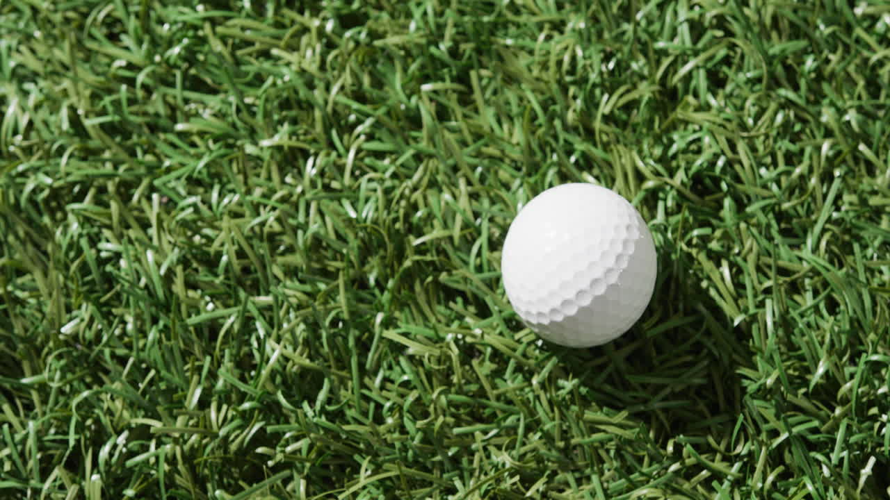 잔디에 있는 골프 공의 클로즈업, 복사 공간, 슬로우 모션