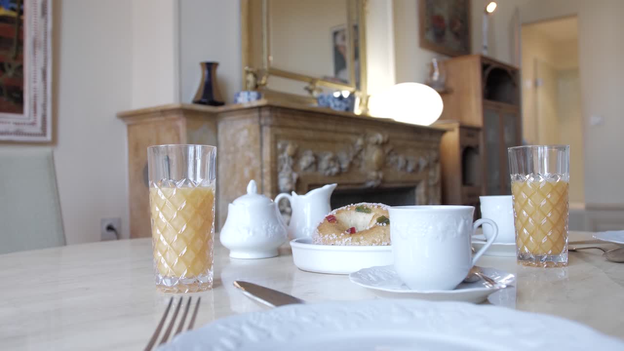 먹기를 기다리는 갓 준비한 아침 식사를 중심으로 천천히 회전