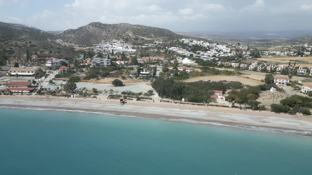 bahía de chrysochus y playa de pissouri con aguas claras y nubes dispersas, vista aérea