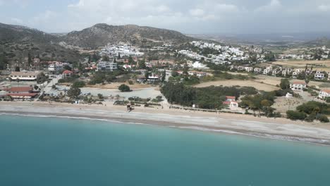 Chrysochous-Bay-Und-Pissouri-Beach-Mit-Klarem-Wasser-Und-Vereinzelten-Wolken,-Luftaufnahme