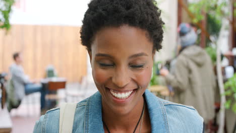 Closeup-of-laughing-woman-showing-a-cheerful