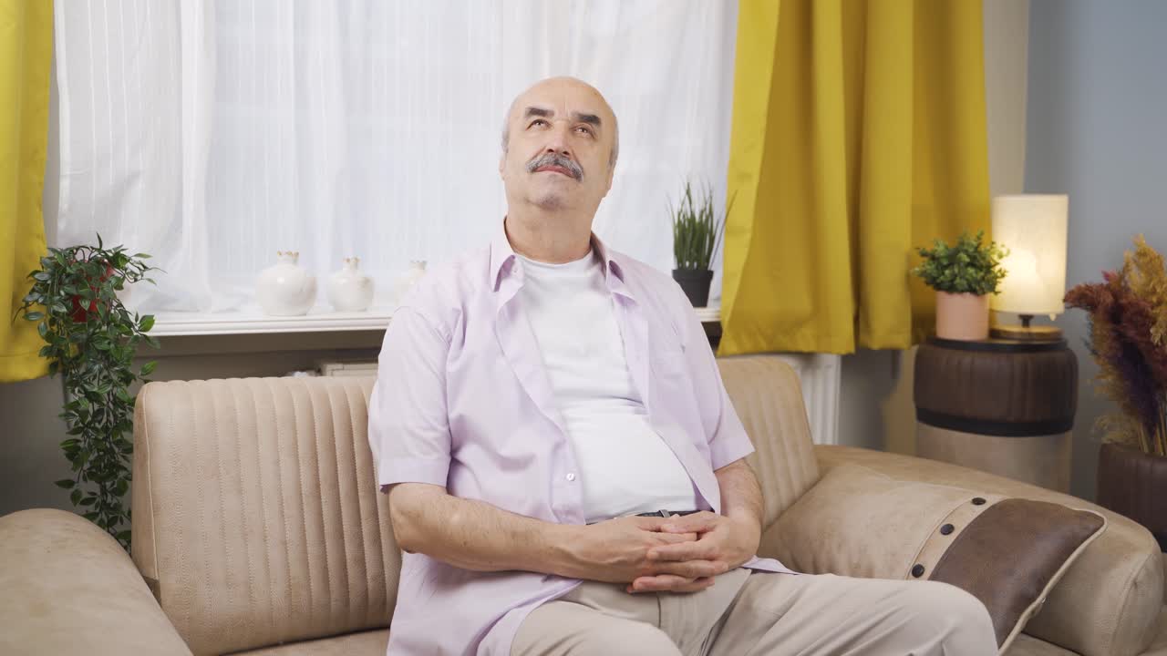 Anziano pensieroso