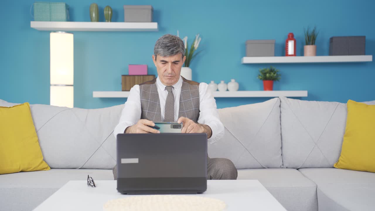 ⁇ 은이는 옷 중 하나를 선택하고 옷을 입습니다.