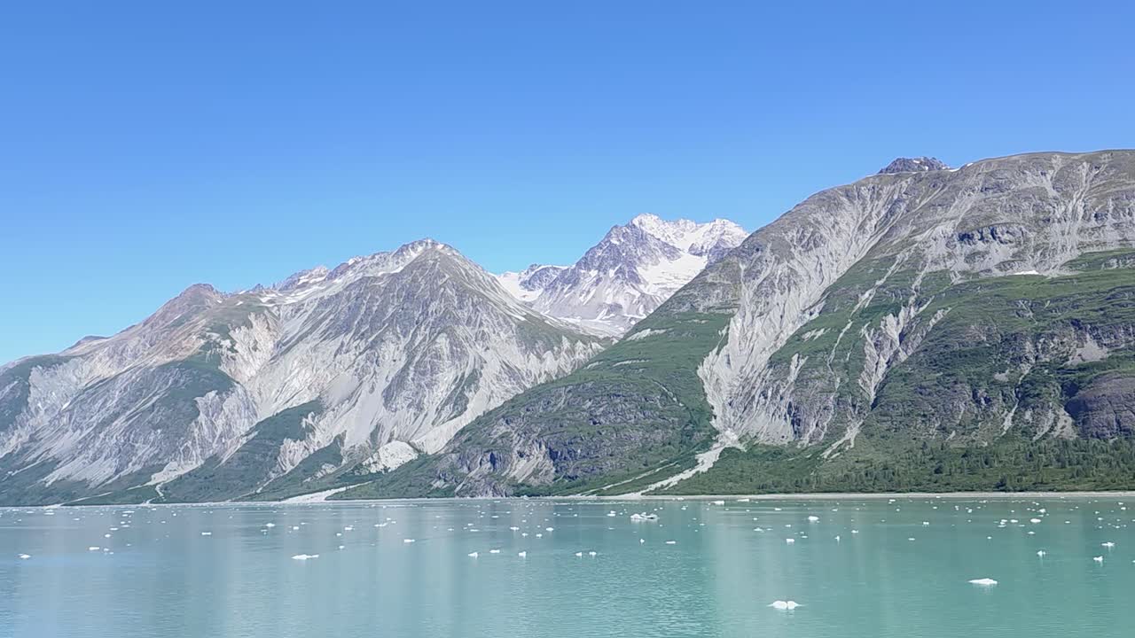 Montagnes majestueuses et eaux glaciaires avec des icebergs en Alaska