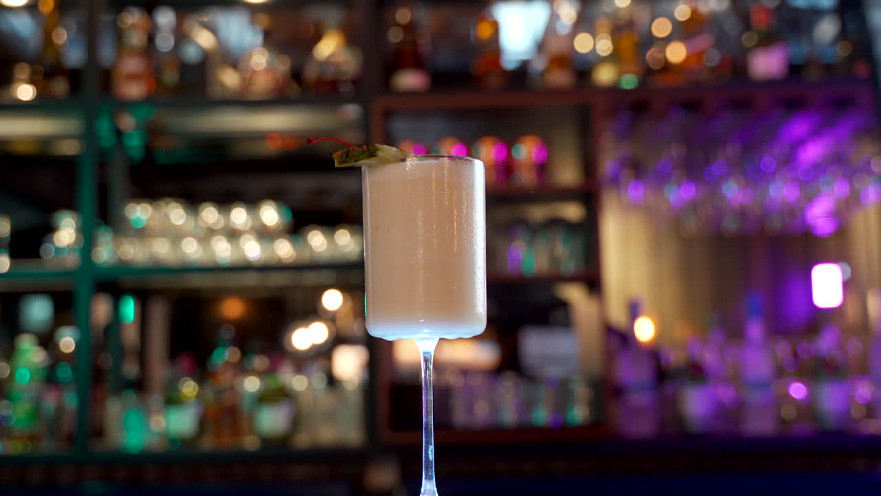piña colada che gira nella barra sfondo sfocato