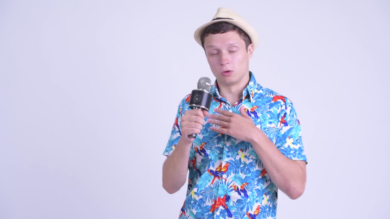 마이크를 들고 있는 젊은 잘생긴 관광객