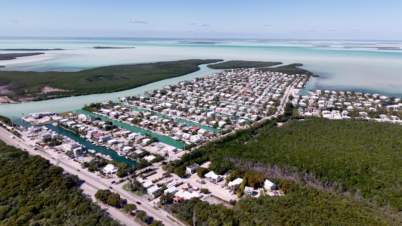 Vysoký letecký kruhový oblet komunity Islamorada na Floridě