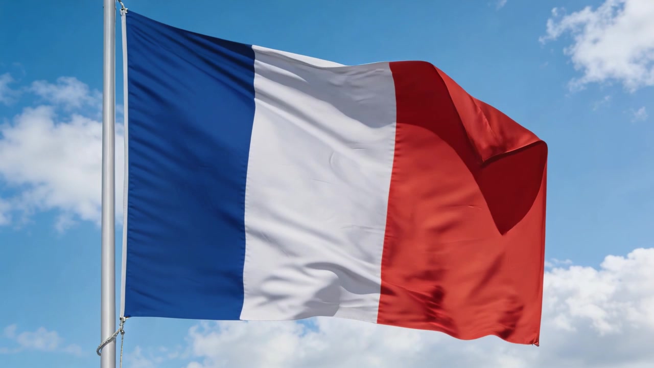 Bandiera tricolore che sventola su un'asta di metallo con occhielli contro il cielo blu, rispondendo al vento impetuoso