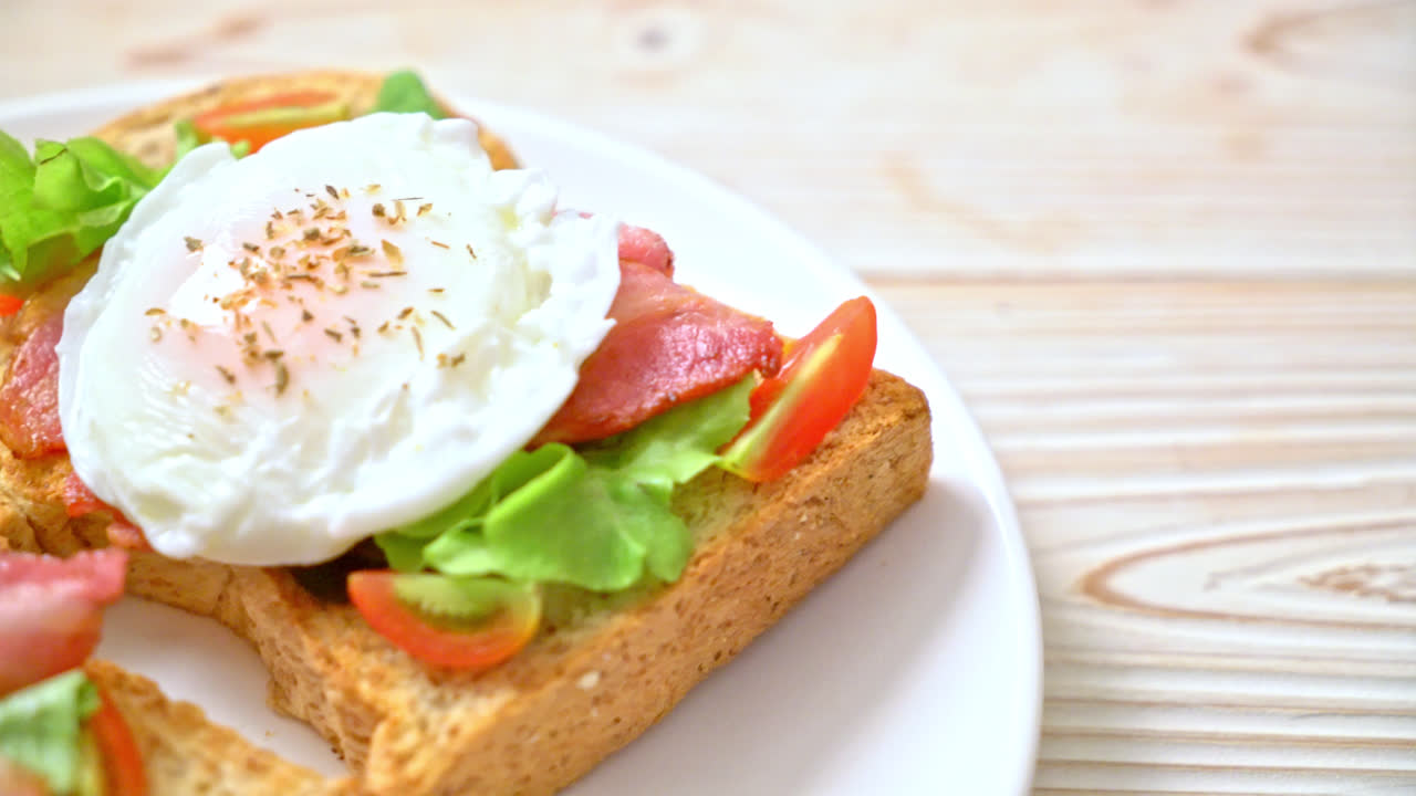 pane integrale abbrustolito con verdure, bacon e uovo o uovo alla Benedict per colazione
