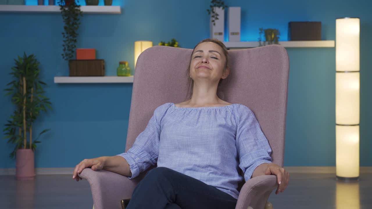 편안한 여자 행복하고 평화로운.