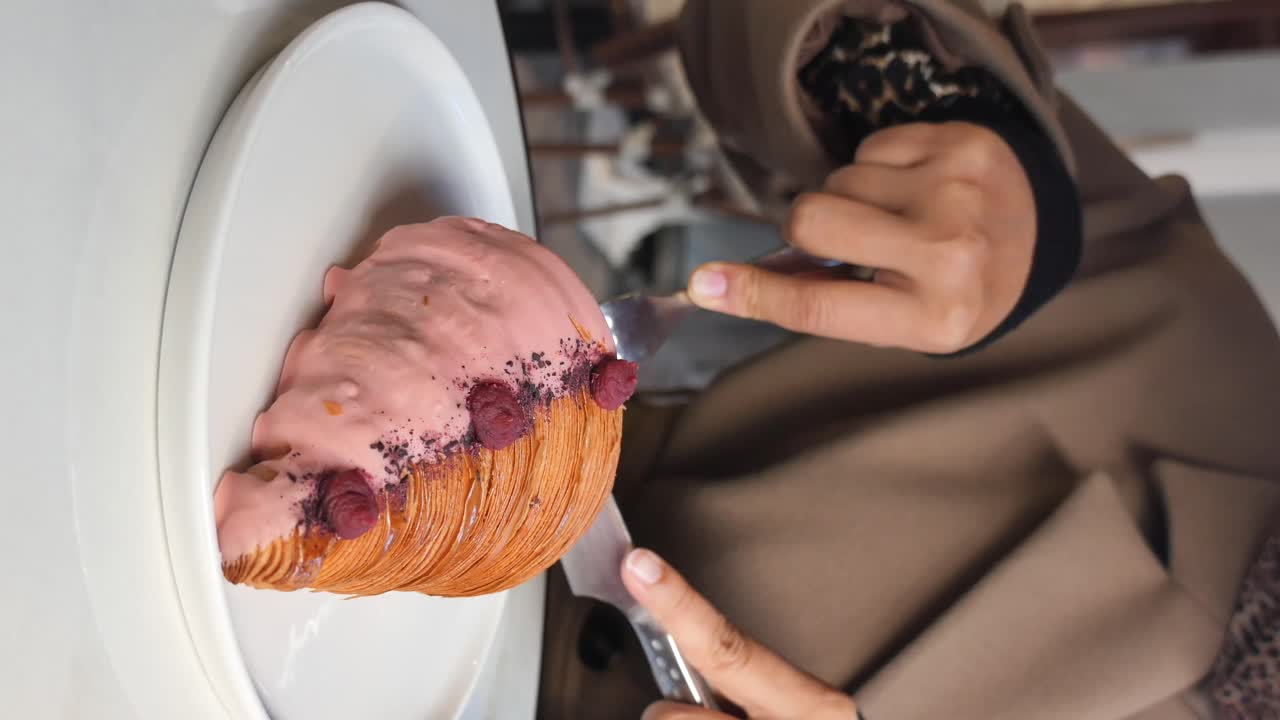 Croissant con dessert ai lamponi