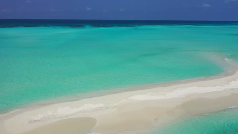 banco de arena de isla deshabitada, atolón de arrecife de coral en la polinesia francesa