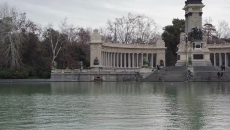 Panoramic-shot-revealing-Alfonso-XII-monument,-Retiro-Park
