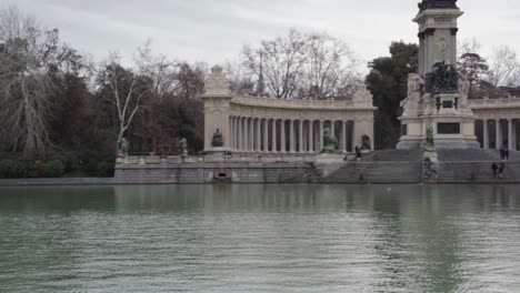 Tiro-Panorámico-Que-Revela-El-Monumento-Alfonso-Xii,-Parque-Del-Retiro