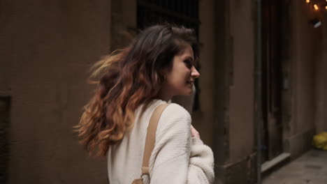 una mujer bonita caminando por la ciudad.