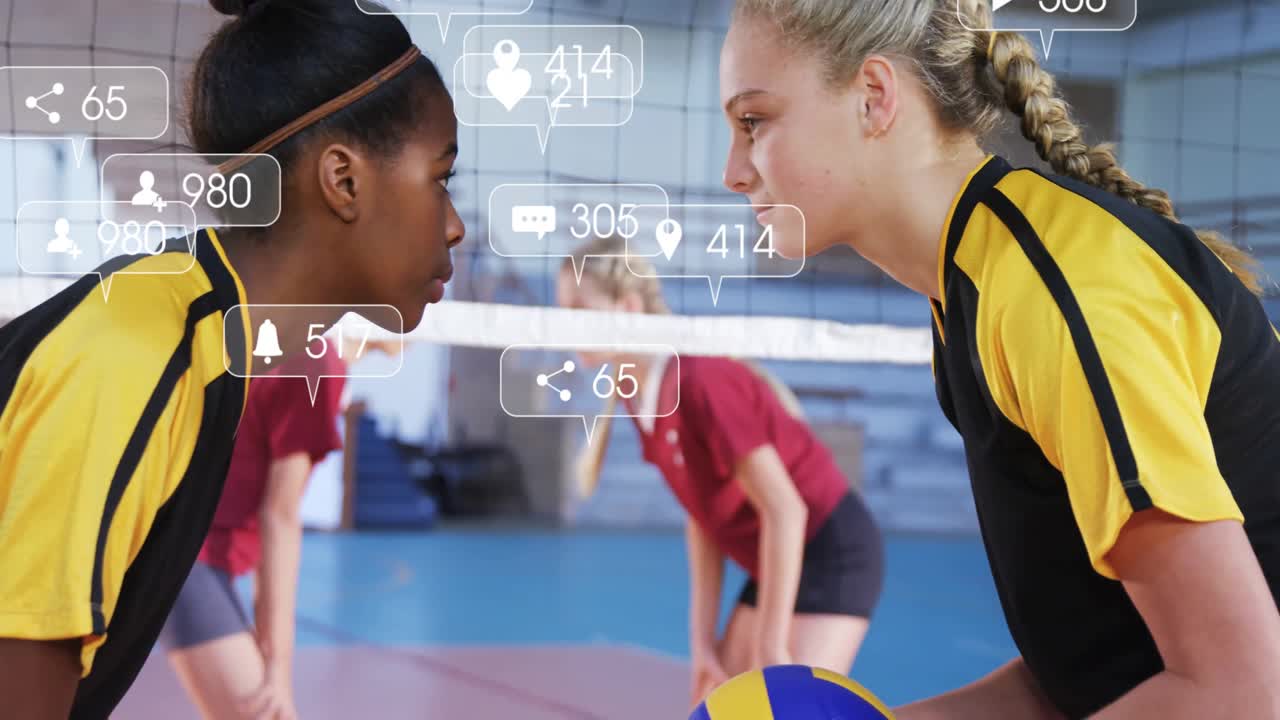 Weibliche Volleyballspielerinnen im Wettkampf am Netz, Social-Media-Symbole für Fitnesstraining zeigend.
