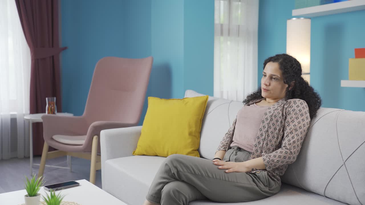 좌절한 젊은 여성은 화를 내죠.