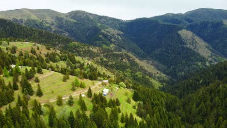 Drone-Disparó-Al-Valle-De-La-Montaña-Col-De-Turini-En-Los-Alpes-Franceses-Bajo-El-Sol-De-Verano