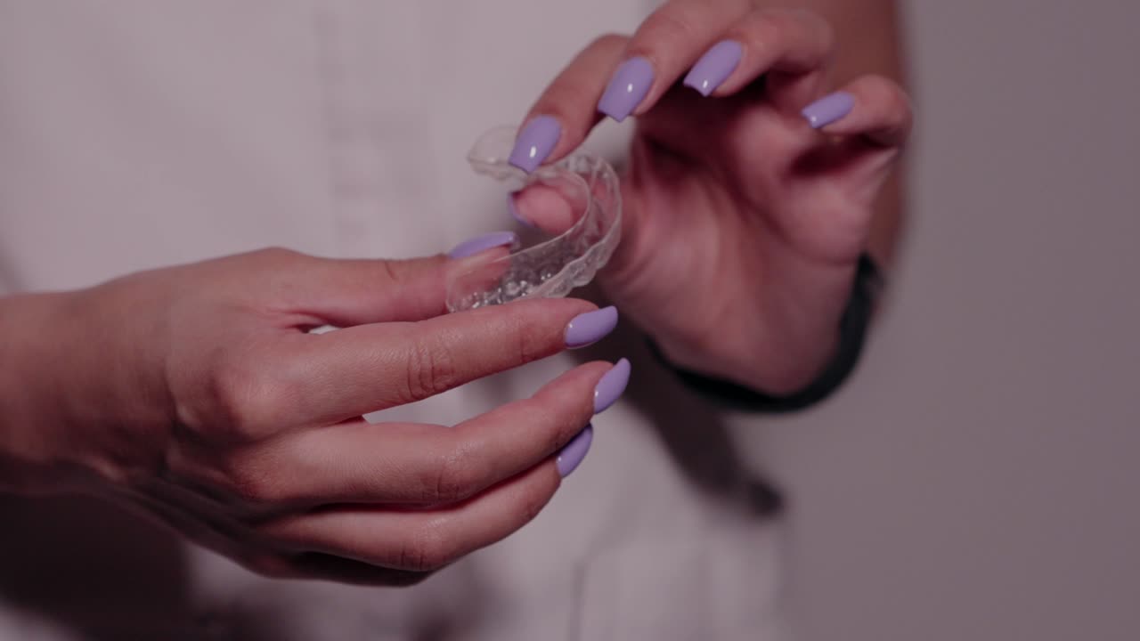 médico que muestra alineadores invisalign en un entorno clínico