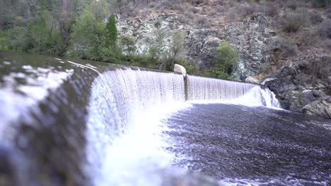 Wasserfall-In-Grundstück-Am-Flussufer---Flussdamm