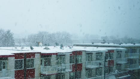 ventisca de nieve pesada sobre techos de edificios de apartamentos de ciudad vacía en cámara lenta